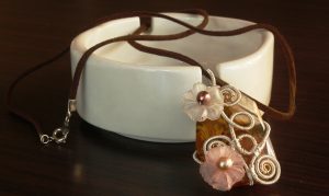 workhsop aksesoris necklace with wire pendant